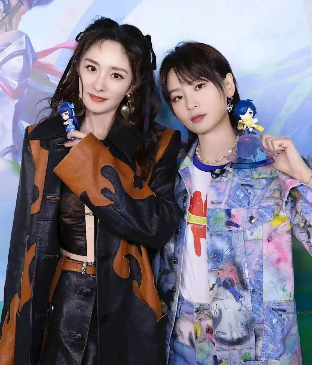 晚会,赵丽颖脸变宽,杨紫僵硬,她状态却很好_杨幂_颖宝_手势