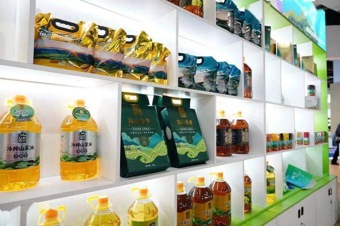 市长熊翔宣布《利川红》mv正式发布