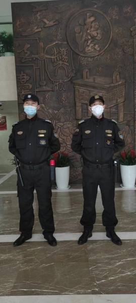 这家保安公司规定:保安人员在巡逻执勤时必须随身携带灭火器_安保_服务_火灾