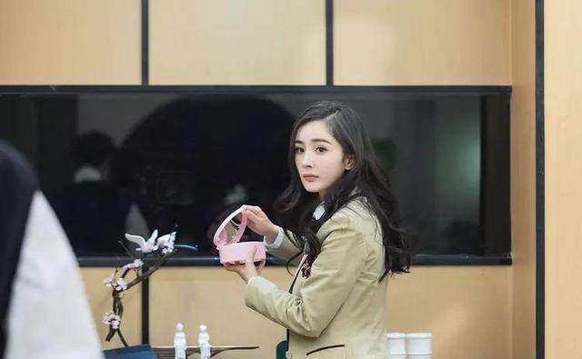 31岁杨幂再次挑战校服造型,一袭长发少女气息十足_节目_观众_样子