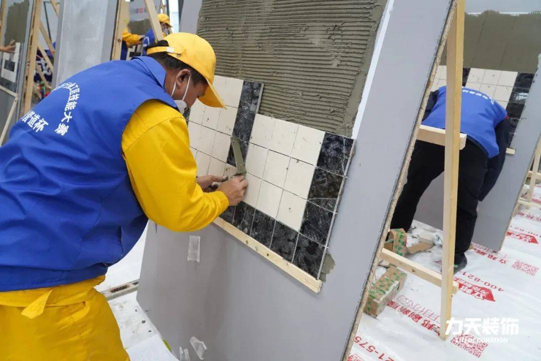 瓦工比赛现场瓦工的参赛的选手,需要在规定时间内完成瓷砖的铺贴⒉ 