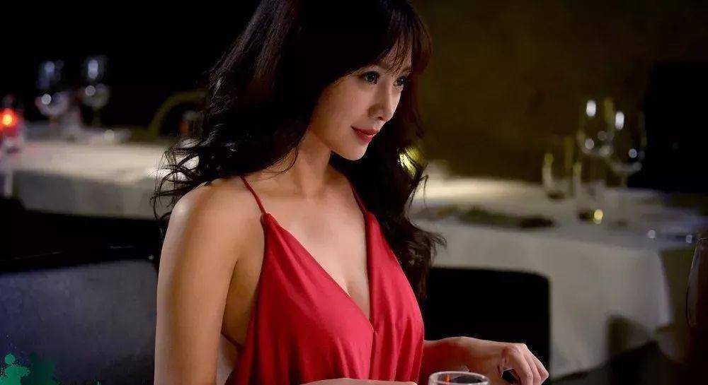 柳岩出演大鹏的电影《煎饼侠》2016年,在电影《从你的全世界路过》中