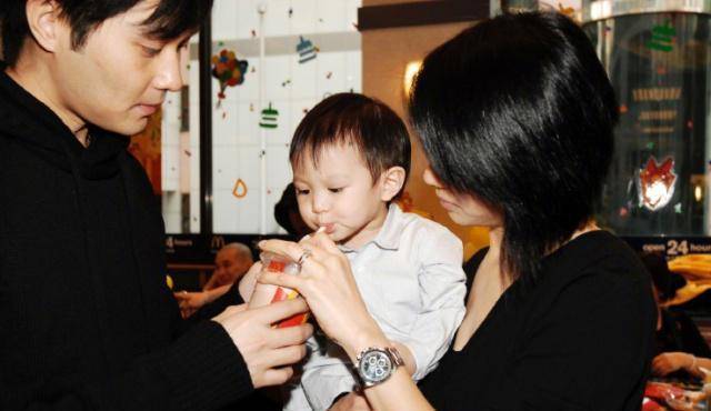 48岁袁咏仪晒一家三口多年前旧照,魔童呆萌可爱,张智霖模样青涩_照片