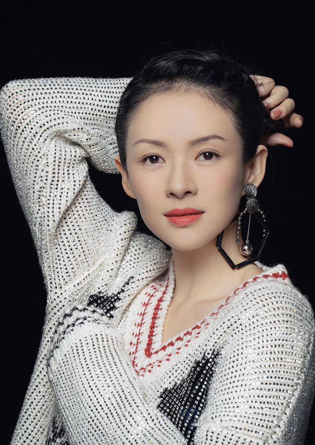 章子怡久违晒新照,白色波点时尚纱裙深v领,仙气中透着小时尚_黑色