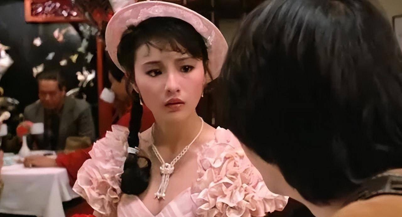 "霸王花"李赛凤被丈夫捉奸,情夫曾是他干儿子,半裸躲在衣柜_罗启仁