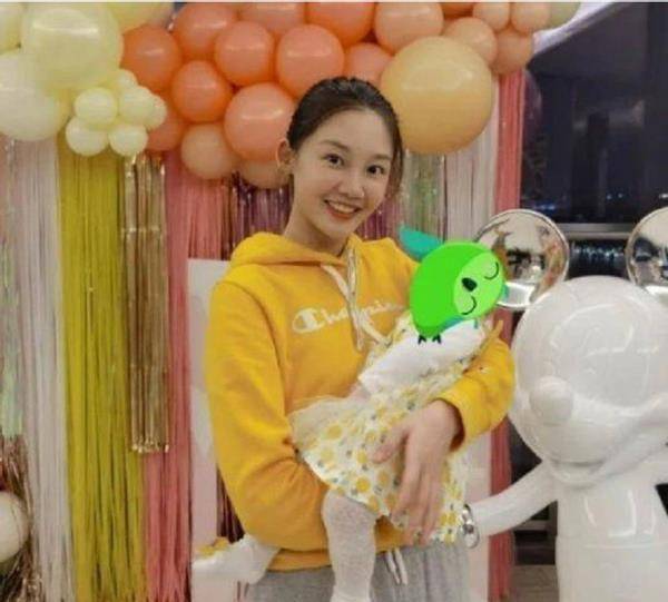 郑凯苗苗女儿办百日宴,现场布置简陋却温馨,一家三口同框显幸福_郑恺