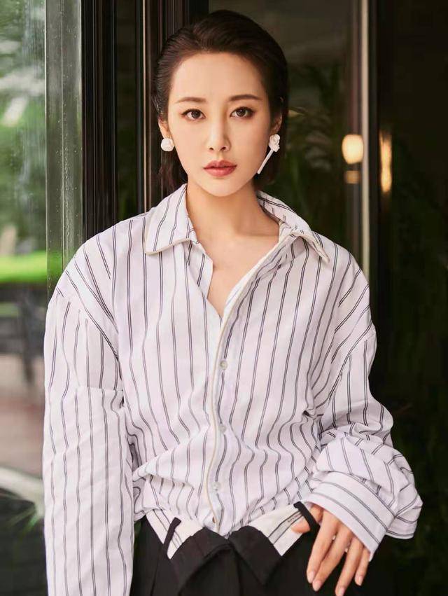 31岁李纯太大胆,大v领礼服直接中空穿,高开叉设计太撩人_黑色_小包