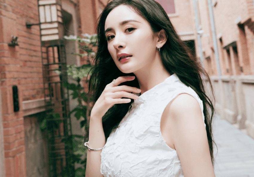 在杨幂参演这部作品时,她还只有19岁.