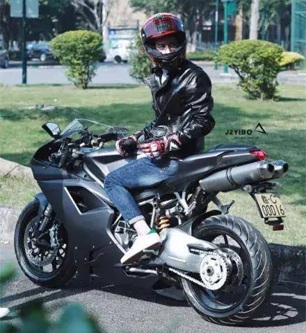 王一博摩托车比赛摔车图片