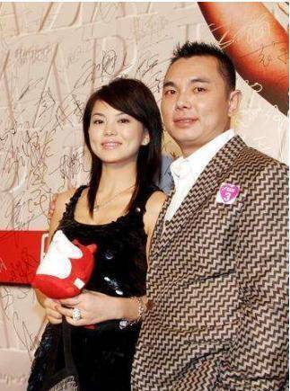 在和吴飞舟结婚前和李湘的前夫李厚霖结婚,李厚霖是一个富豪,是李湘的