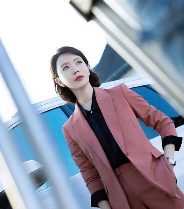 白冰不愧是"京城四美",穿丝绒西装高贵大方,原装五官依然惊艳_中年