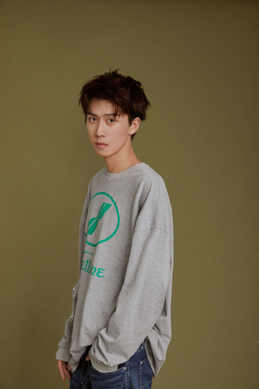 任宥纶灰色t恤牛仔裤运动风写真 任宥纶个人资料图片