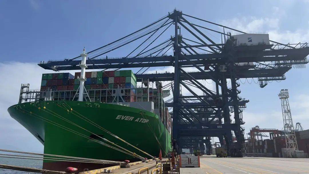 在生日当天,盐田国际喜迎中国智造全球最大集装箱船——长荣海运长
