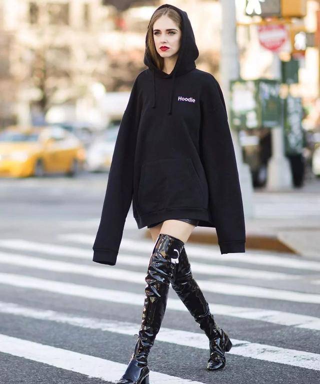 黑色一直是女孩们的爱,上身一个黑色的圆领卫衣或者带帽卫衣,下身搭配