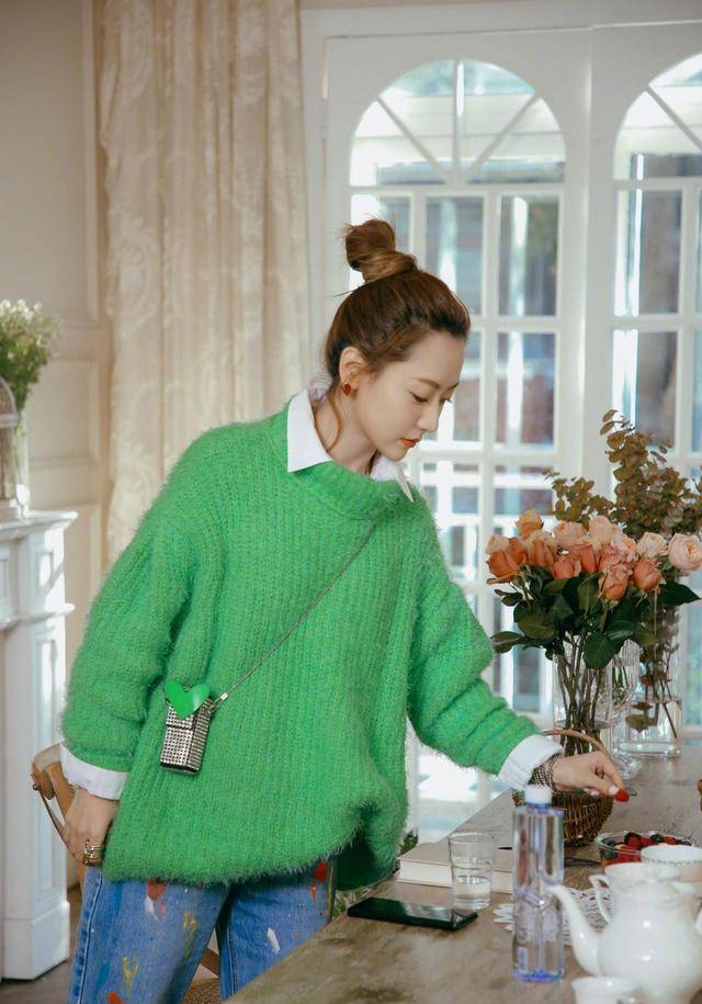 白冰综艺节目插花美貌与气质不减当年.