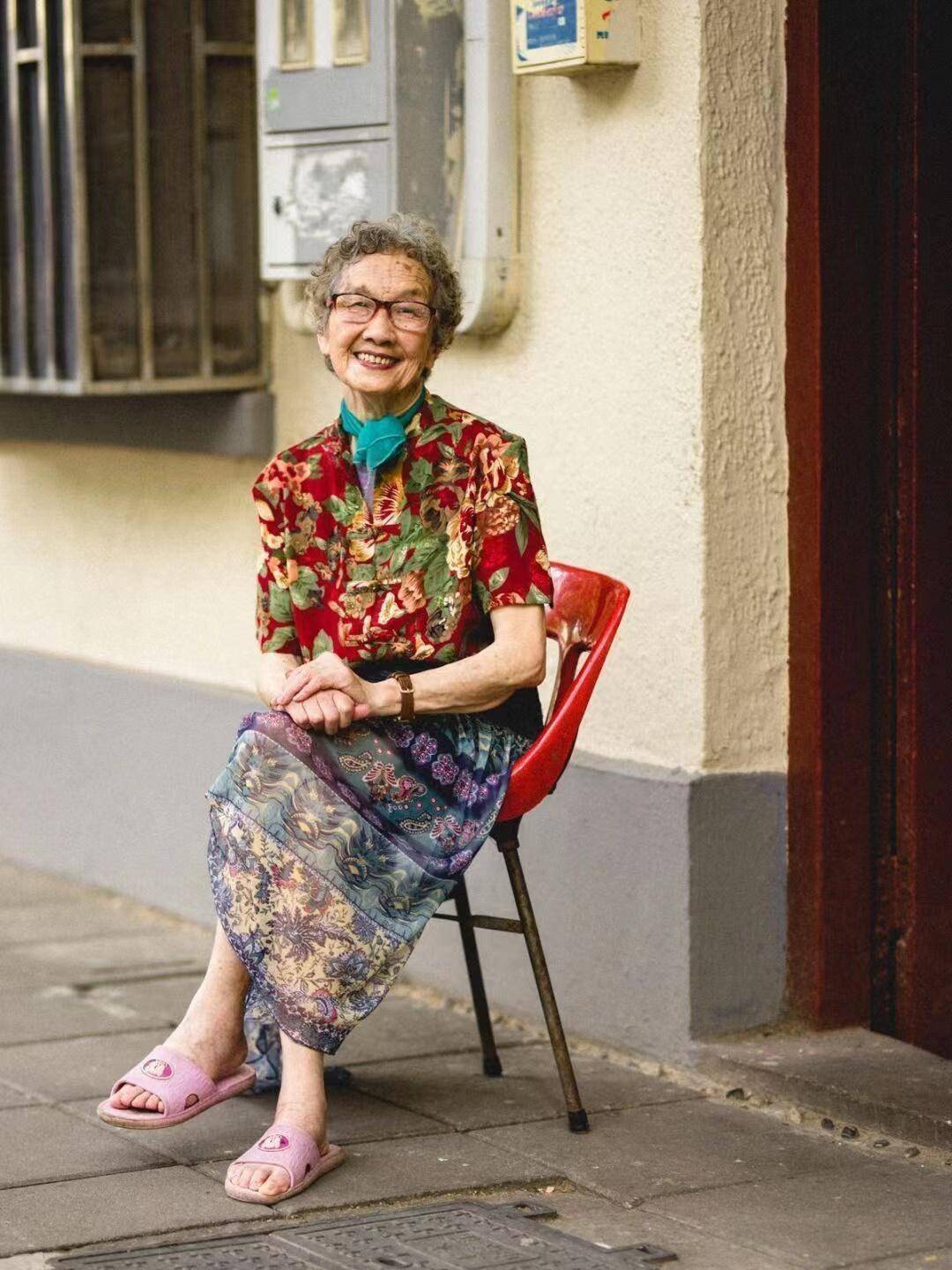 跟上海"老姑娘"学穿搭,70岁像40岁,优雅又时髦_印花_造型_年龄