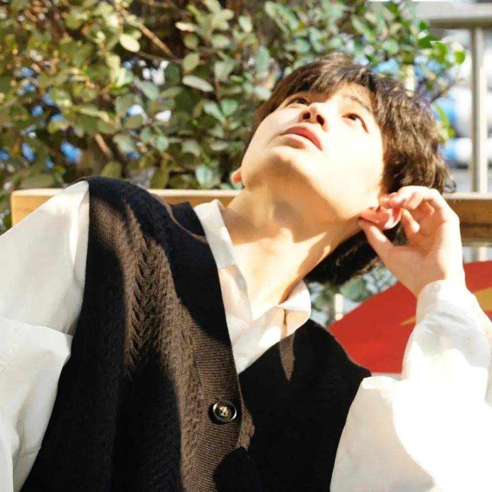 男头| 带着温柔奔赴而来_title_那束光_头像