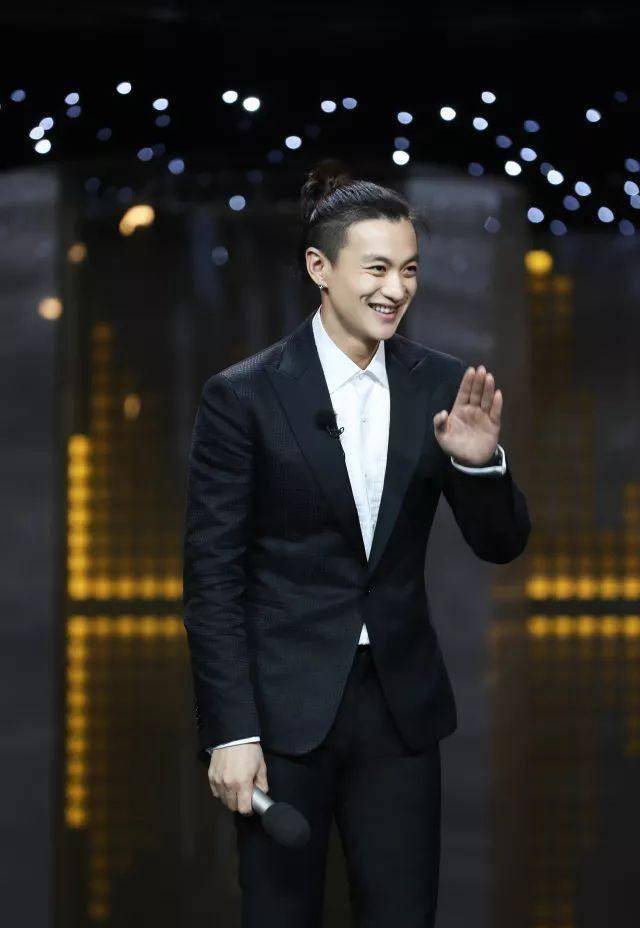 周一围人气爆棚,粉丝看到鞋底都尖叫,隐形声卡的表现出乎意料_实力_沈