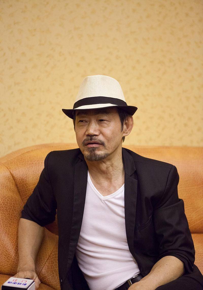 成龙高片酬请元华拍戏,元华却拒绝,转身拍了一部低片酬的戏_周星驰