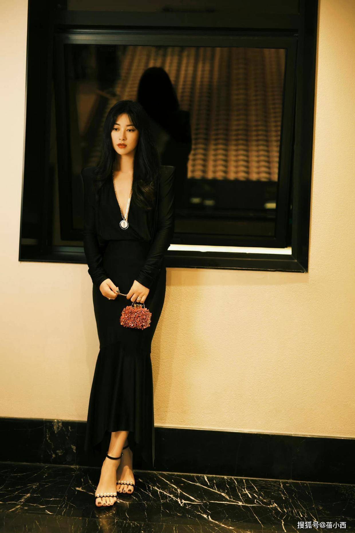 "朱珠"穿衣也太放得开了吧!