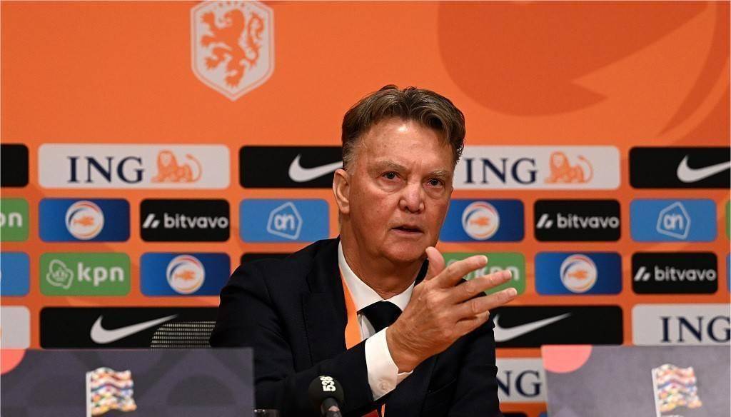 荷兰队现任主教练为名帅范加尔,2022年夏天三进宫执掌国家队的教鞭