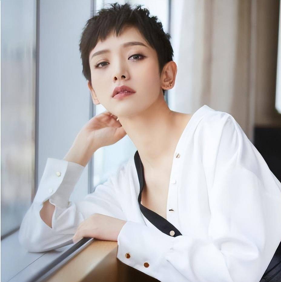 李晓峰的外形辨识度很高,身高174,短发,五官精致,主持风格知性,幽默