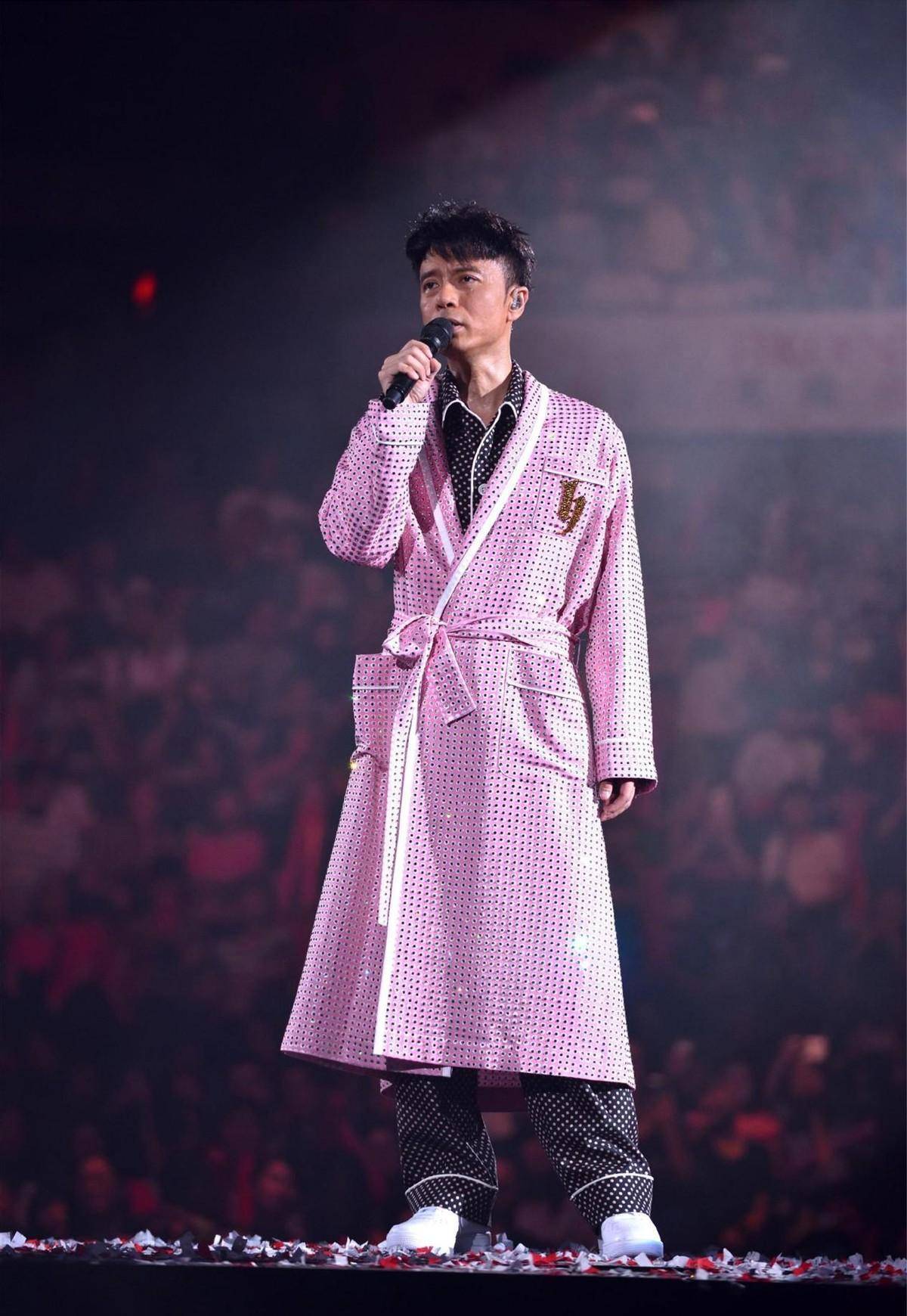 53岁李克勤斥千万买房,俩孩子学费高昂曾喊穷,此前被传全家移民_香港