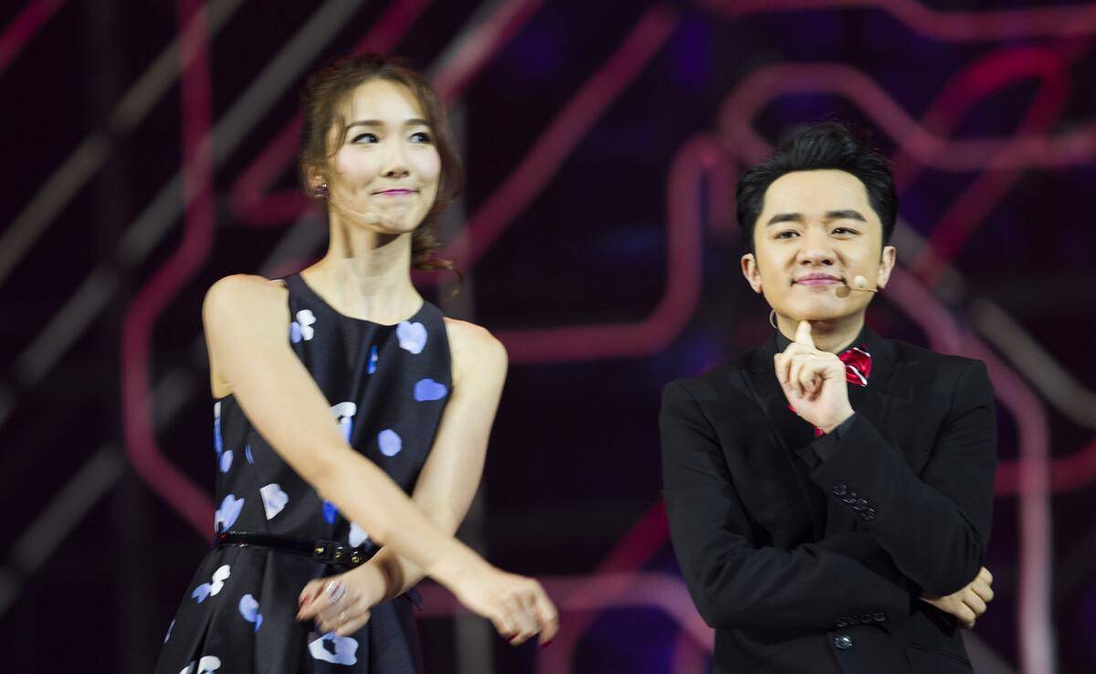 王祖蓝夫妇带女儿打羽毛球,爸爸成了女儿的移动床_李亚男_gabby_家庭