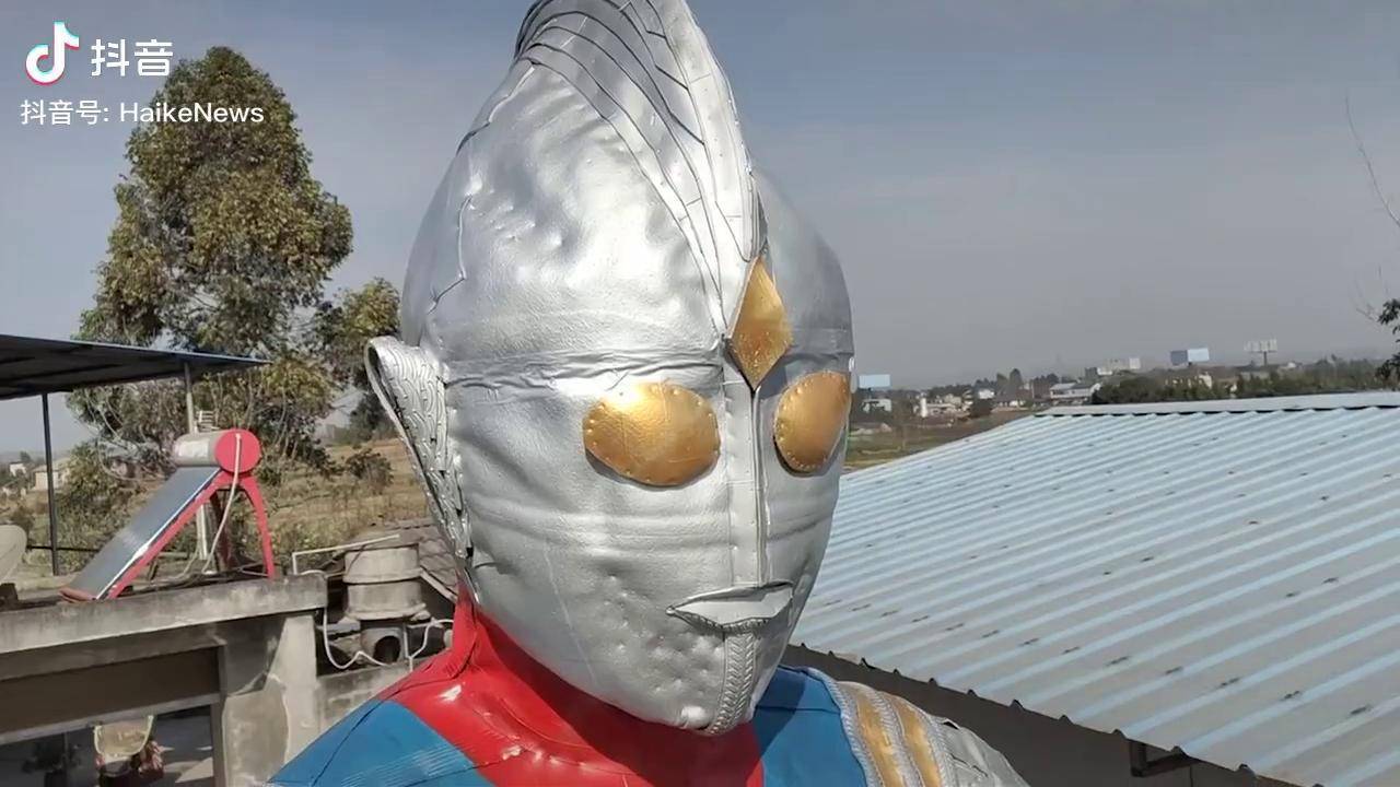 爸爸为儿子庆生送上巨大奥特曼:高56米 用去上千条废轮胎