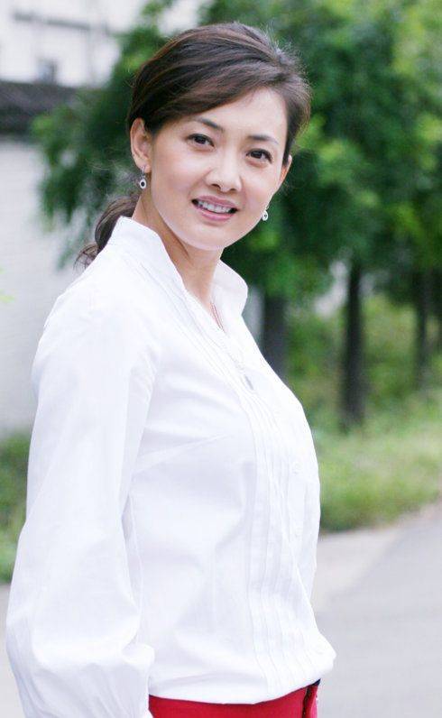 49岁牛莉家中热舞引热议,穿低领衣秀精致锁骨,模样大变被指整容_视频