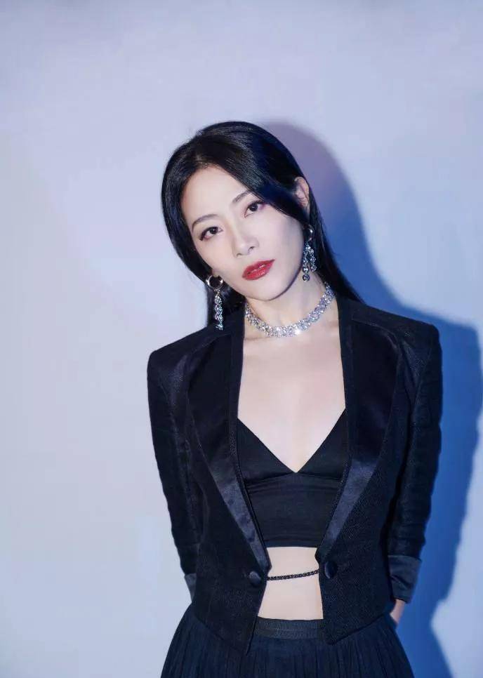 李惠珍出生于广东深圳,今年才21岁,然而她的抓举成