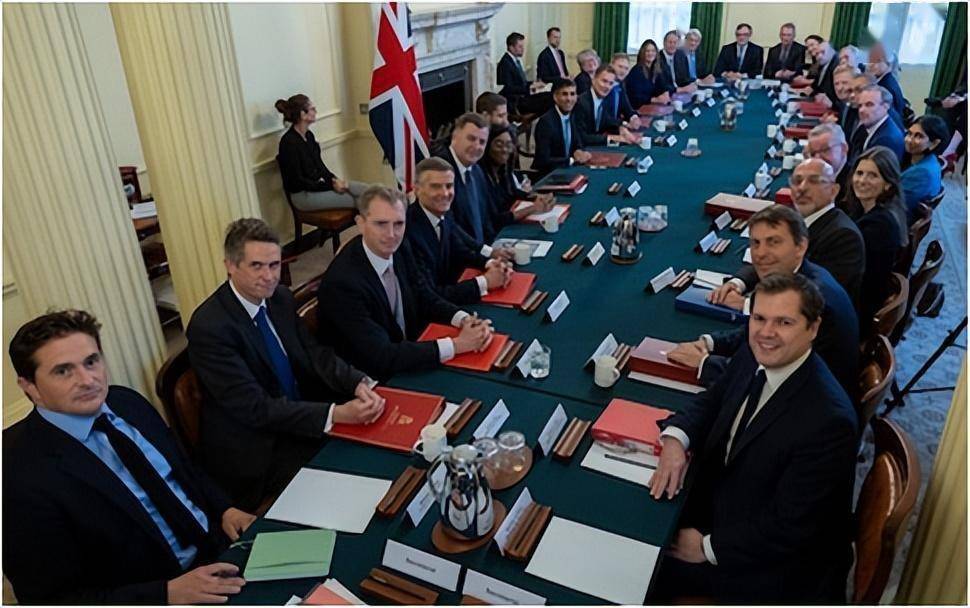 mr sunaks top team is exactly the same size as liz trusss.