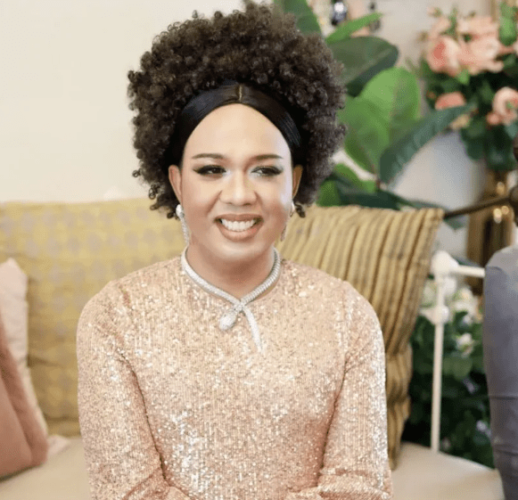 泰国和尚变成女装大佬直播走红,买豪车当网红赚钱…_普拉旺_女性_电话