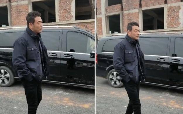 杨烁回老家和友人在路边聊天被拍本人跟电视上差距也太大了吧_视频