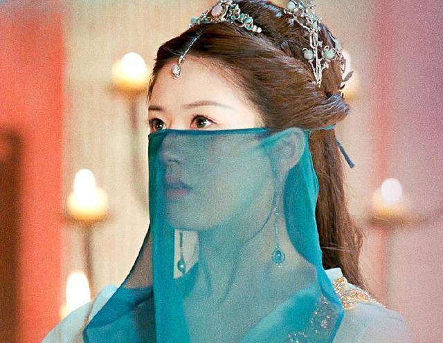 之前还有很多非常典型的面纱美人,比如经典老剧《风云》里面第十二梦