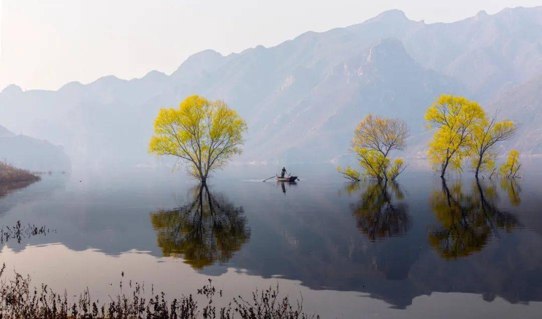 河北省保定市阜平县平阳镇的三岩寨风景区里,植被茂密,湖水清幽,周边