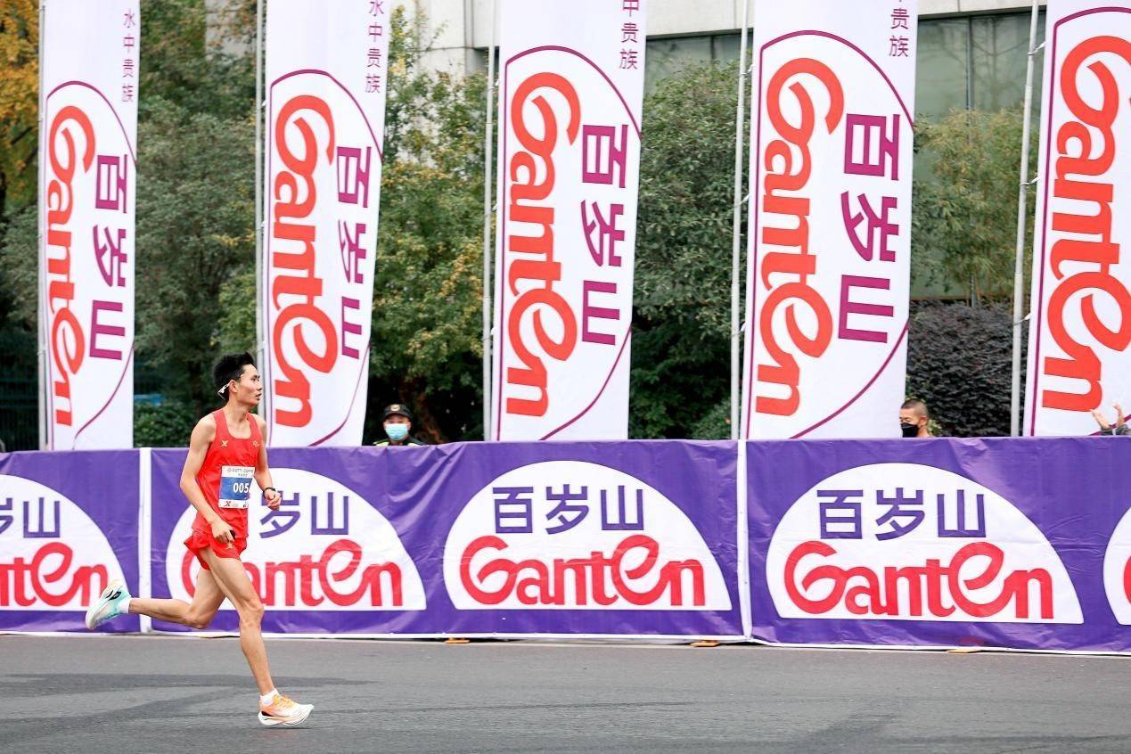 百岁山携手2022成都马拉松,解锁"冲刺动力"_选手_赛事_活动