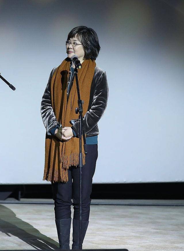 丛珊穿黑色上衣配褐色围脖,看着温柔慈祥端庄优雅,脸上不见皱纹_效果