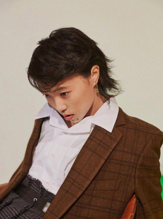 窦靖童穿"正常"了挺帅气,丝绒西装配牛仔裤,休闲混搭真时髦