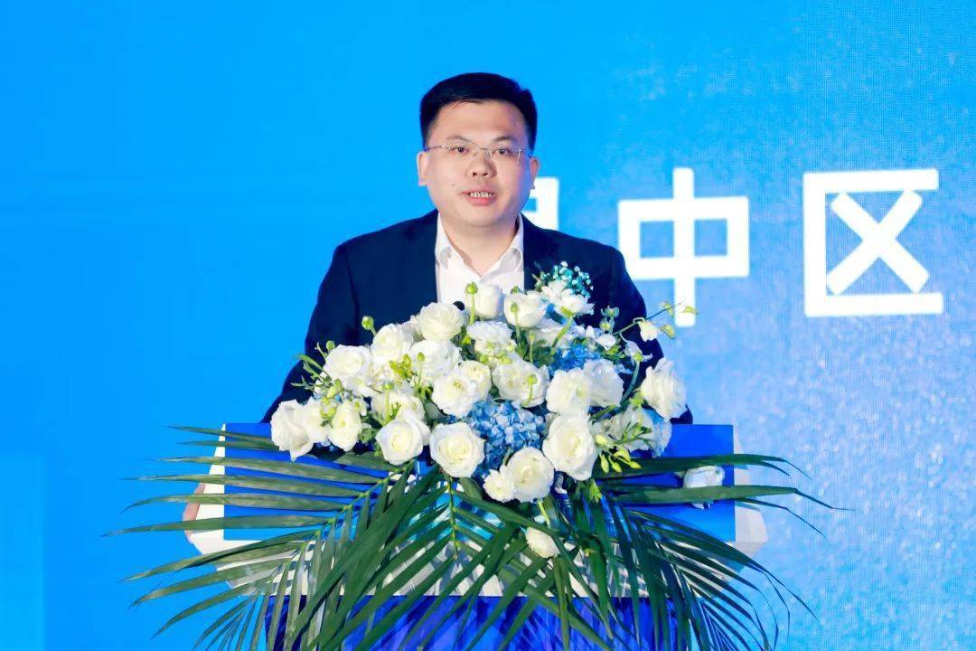 共同为项目开工培土奠基顾晓东,徐积明,李平,姜勇等区委副书记,区长顾