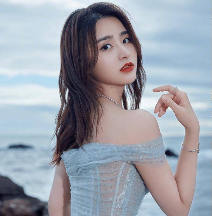 金子涵蓝色薄纱海边大片,怼脸镜头五官能打,这身材真的酸了_网友_不