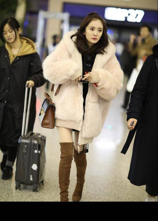 杨幂机场为抢镜,毛绒大衣直接光腿穿,靴子撑不满都是褶,腿真细_效果