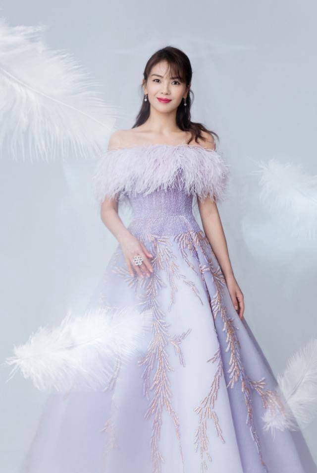 刘涛穿黑色时尚连衣裙时尚又优雅,微胖更美了,120斤照样女神_裙子_穿