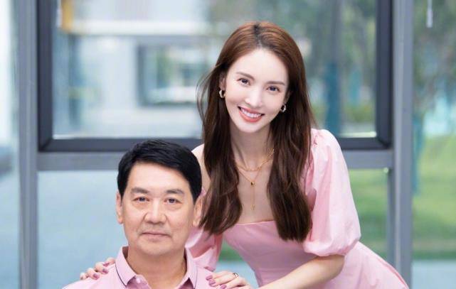 金晨晒童年与爸爸的合照,看到爸爸的站姿,瞬间羡慕了_照片_网友_妈妈