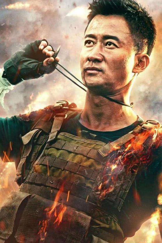 46岁吴京啤酒肚突出,穿t恤沙滩裤像油腻大叔,孙越肚子没他大_西装