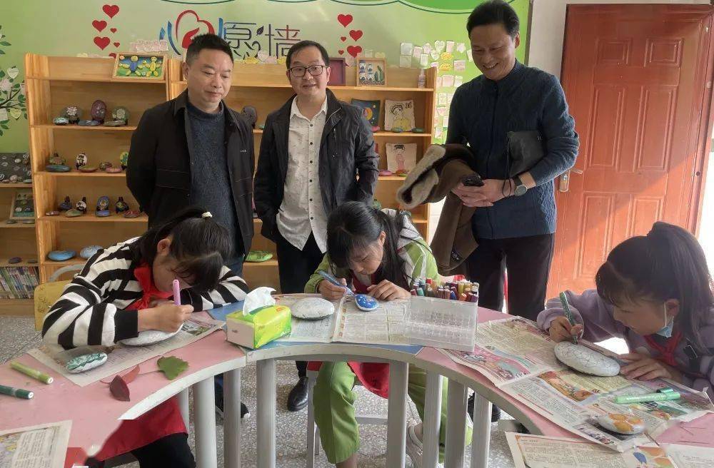 四川省乡村学校振兴联盟专家唐方剑教授一行到丹棱县仁美镇双桥小学校