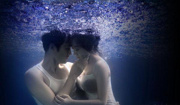 48岁闫妮的水下"大片",明明"一丝不露",却看得人心直怦怦跳_年龄_气质