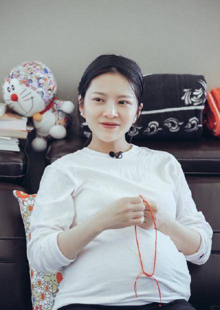 都说王灿是富二代,看她进豪宅都穿啥鞋子?