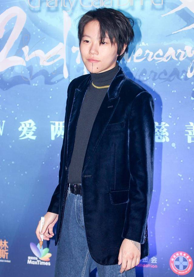 窦靖童穿"正常"了挺帅气,丝绒西装配牛仔裤,休闲混搭真时髦