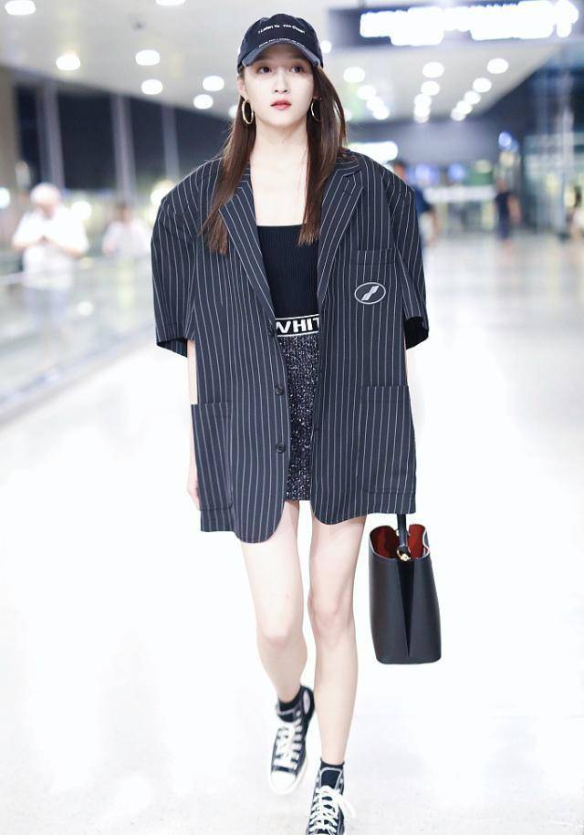 关晓彤衣品越来越高级,闪亮短裙搭超大西装,却被肚子上赘肉抢镜_什么